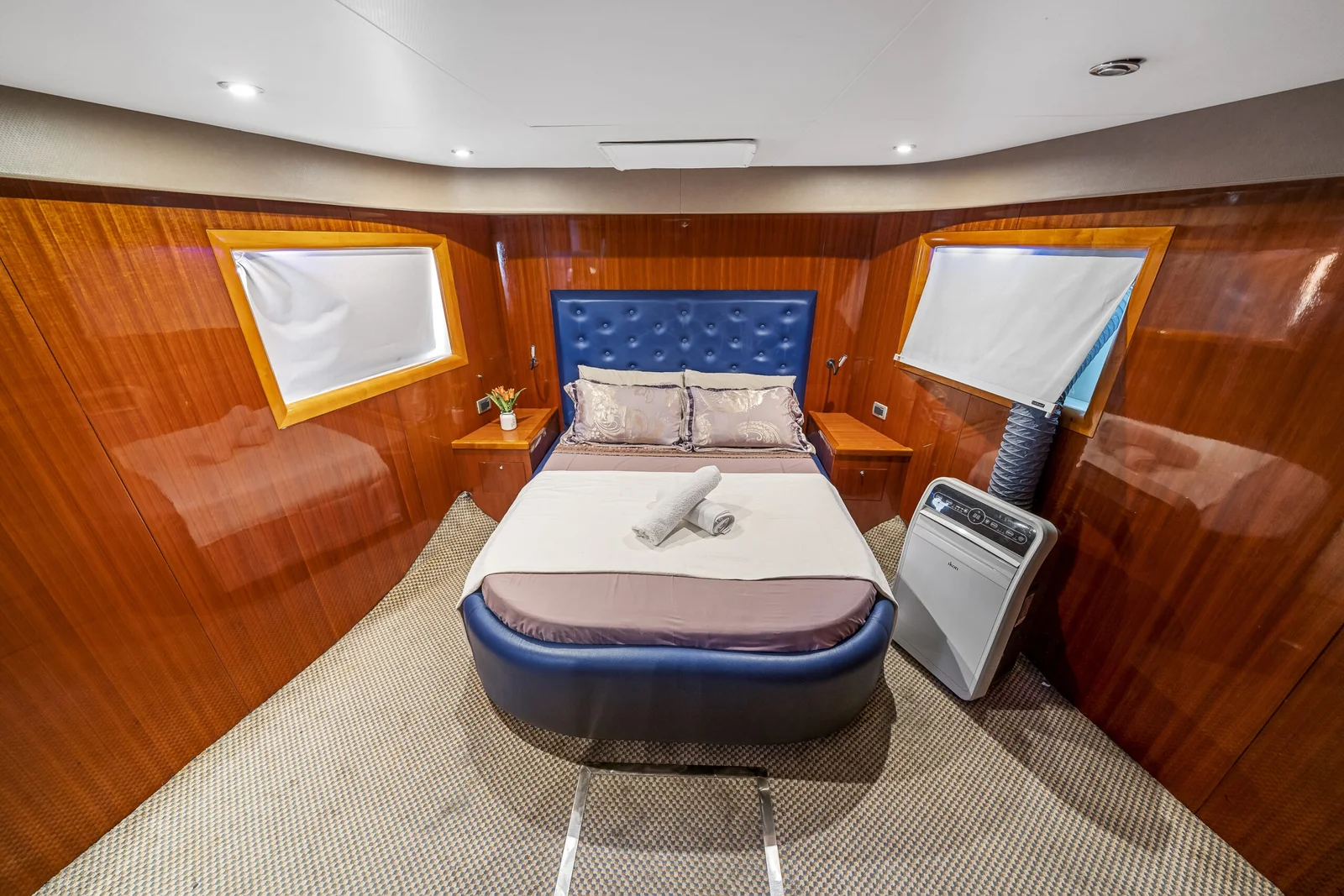 90ft Luxury Yacht View